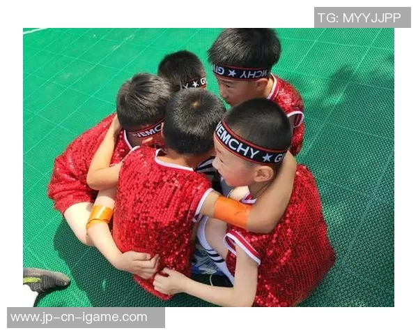 掌握小足球钩法技巧提升你的足球技术与比赛表现的全面指南 掌握小足球钩法技巧提升你的足球技术与比赛表现的全面指南